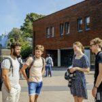 Studenten auf dem Campus der TU Hamburg