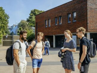 Studenten auf dem Campus der TU Hamburg