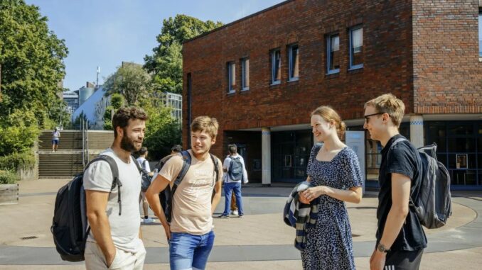 Studenten auf dem Campus der TU Hamburg