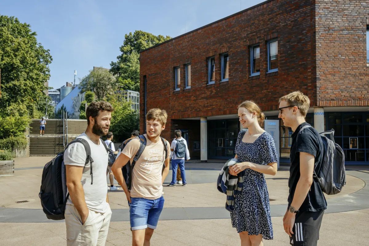 Studenten auf dem Campus der TU Hamburg