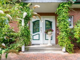 von Pflanzen umrankter Hauseingang