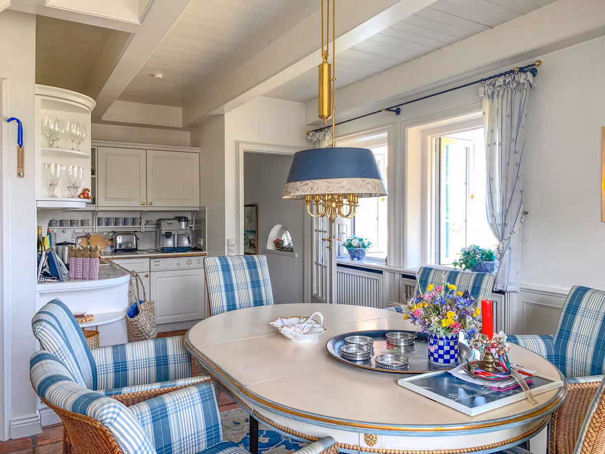 Die Wohnküche liebevoll im Nordfriesischen Stil eingerichtet