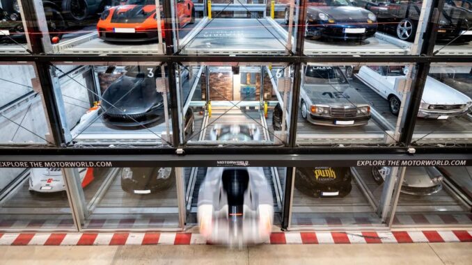 Der Wöhr Combiparker als Showroom in der Motorworld Mallorca