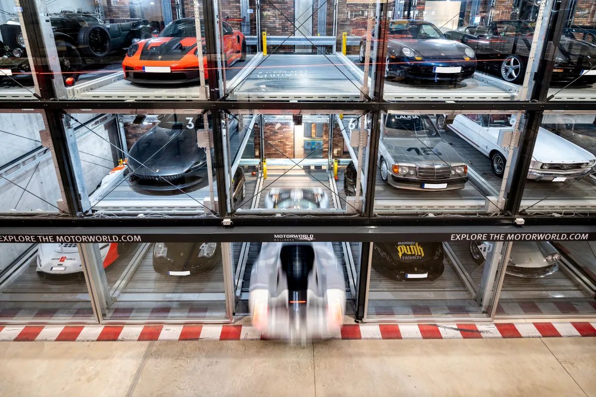 Der Wöhr Combiparker als Showroom in der Motorworld Mallorca