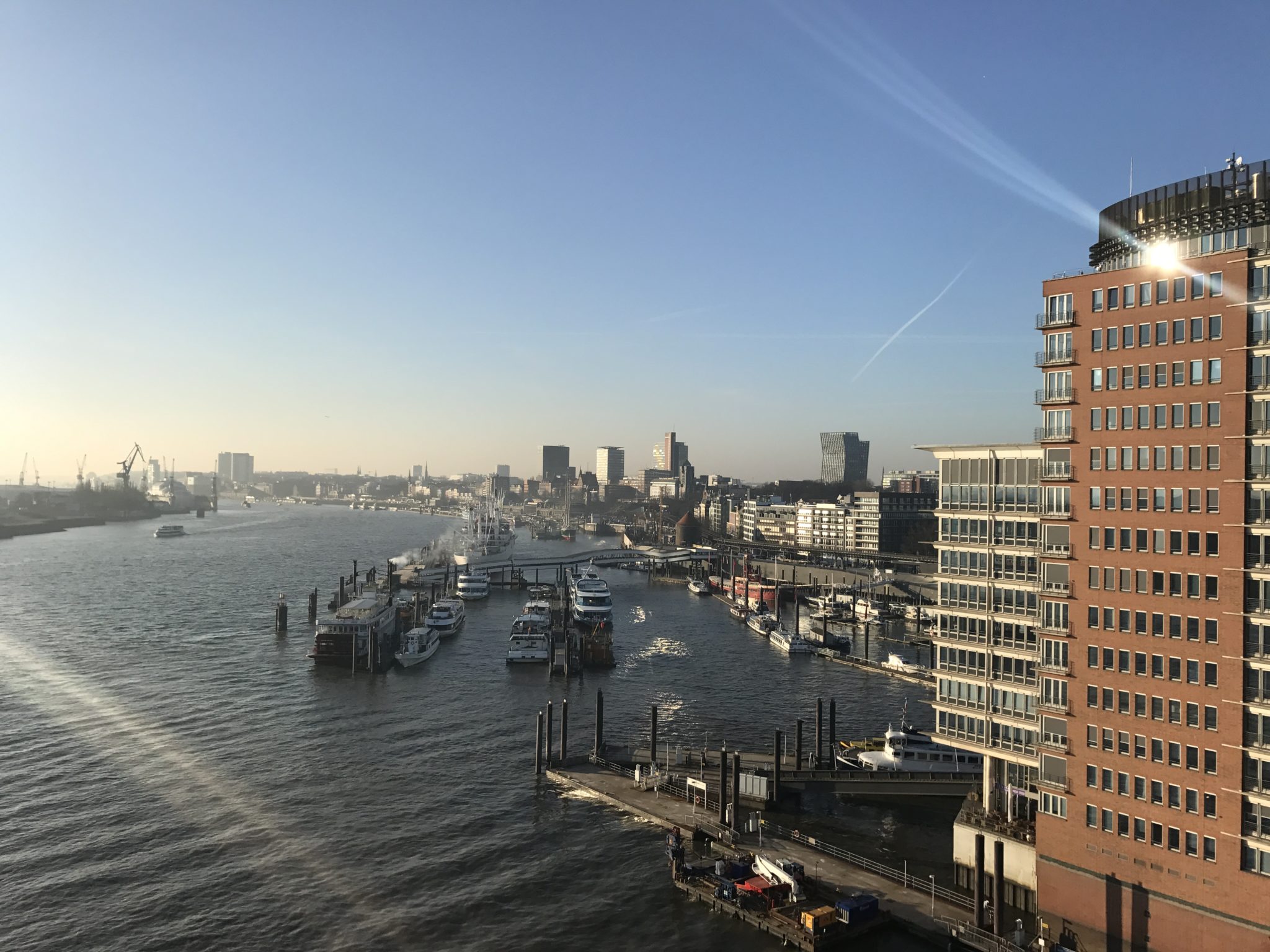 Elbphilharmonie Ausblick von der über den HHer Hafen