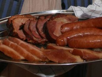 Beilagenplatte zum Graue-Erbsen-Essen an der Dittchenbühne