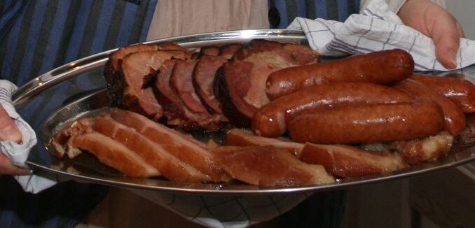 Beilagenplatte zum Graue-Erbsen-Essen an der Dittchenbühne