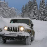 Jeep Wrangler verschneit im Winter