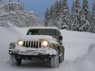 Jeep Wrangler verschneit im Winter