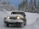 Jeep Wrangler verschneit im Winter