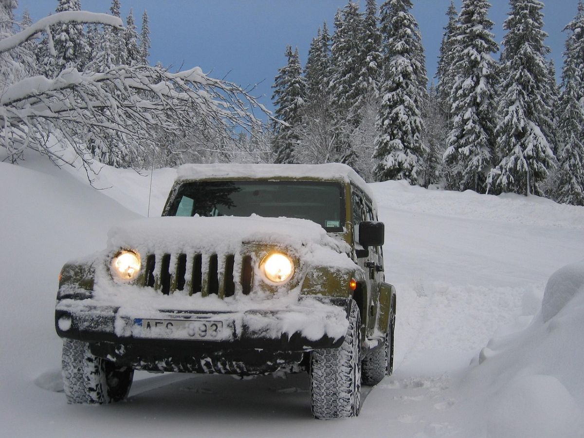 Jeep Wrangler verschneit im Winter