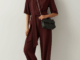 Mit Handtasche Model im Black Jumpsuit