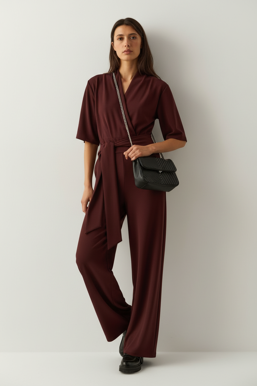 Mit Handtasche Model im Black Jumpsuit