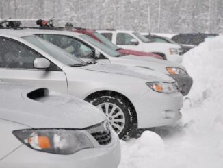geparkte Autos im Winter