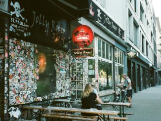 Wandel im Viertel: Auch vor den traditionellen Treffpunkten auf St. Pauli gehört das neue, dampfende Straßenbild mittlerweile ganz selbstverständlich zum hanseatischen Alltag.
