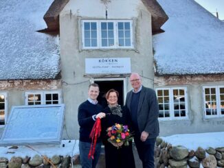 Alexander Reckendorf übergibt die Schlüssel an Anja und Claas-Erik Johannsen
