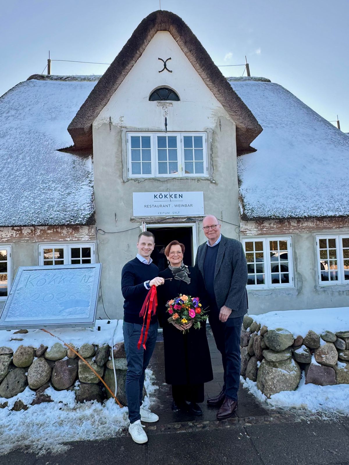 Alexander Reckendorf übergibt die Schlüssel an Anja und Claas-Erik Johannsen