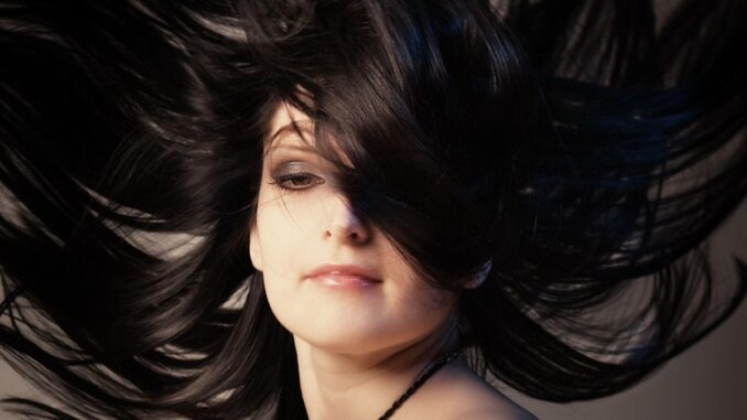 Frau mit offenem, vollen Haar