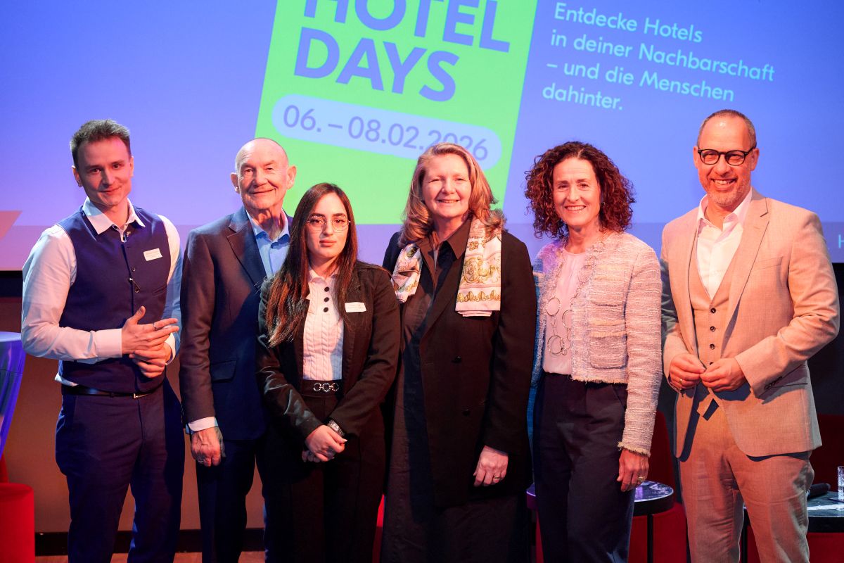 Alex Wrede, Auszubildender im Hotel Tortue, Prof. Norbert Aust Präses der Handelskammer Hamburg, Auszubildende Natia Kapanadze, Kathrin Wirth-Ueberschär General Managerin Hotel Reichshof, Madeleine Marx General Managerin The Westhin Elbphilharmonie, Michael Otremba Geschäftsführer Hamburg Tourismus GmbH