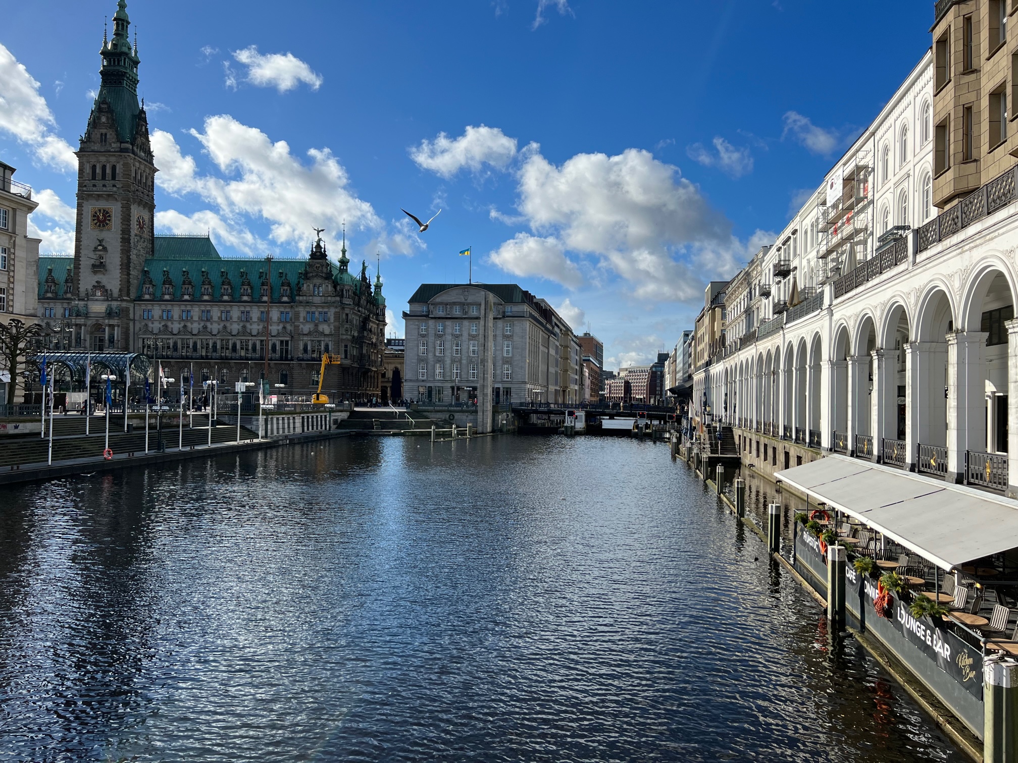 Die Alsterarkaden beispielsweise verfügen über gehobene Gastronomie in Traumlage