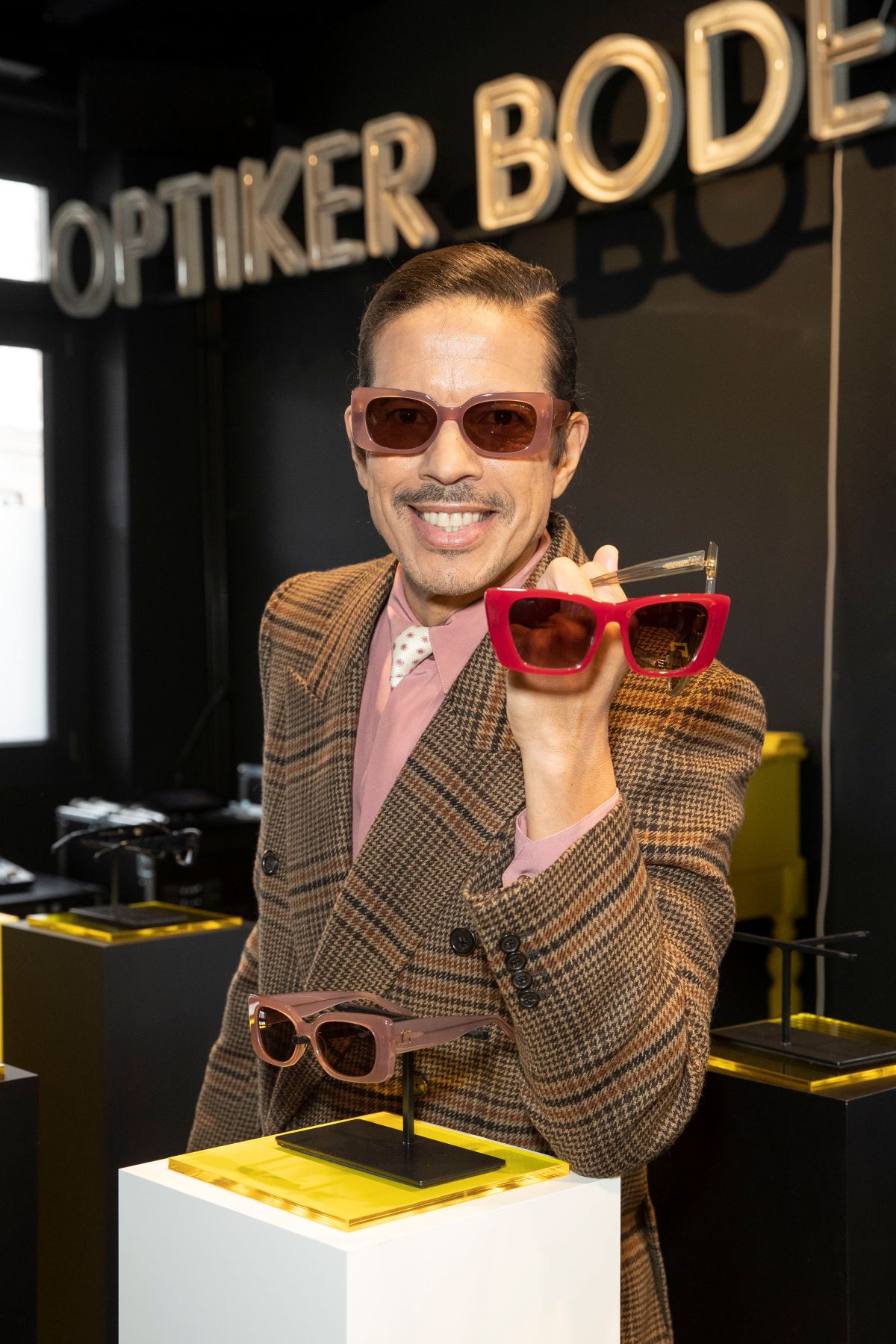 Jorge González mit einer seiner Kreationen