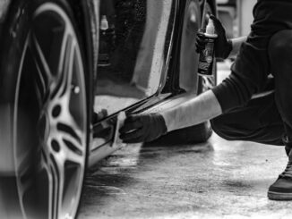 Mann be der Autopflege