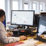 Mann arbeitet am Computer im Büro