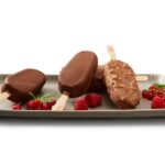 Platte mit verschiedenem Stileis und Erdbeeren