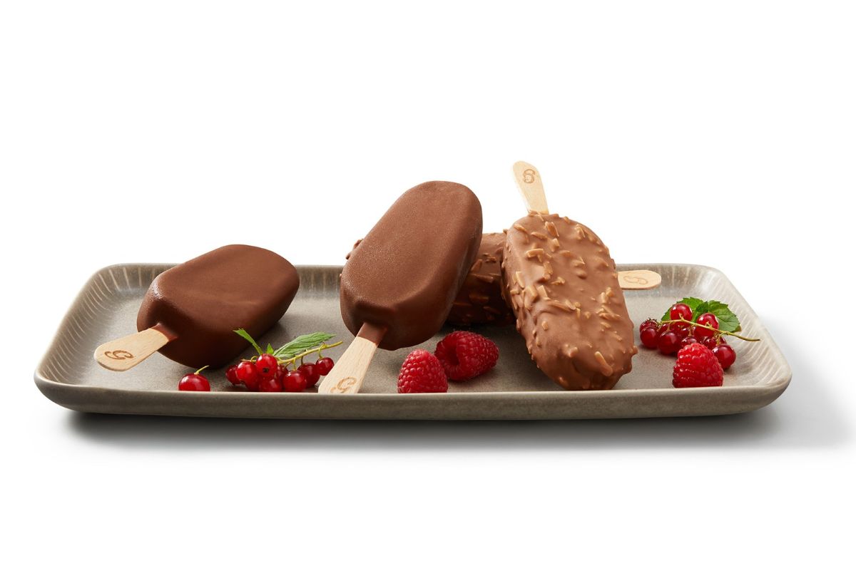 Platte mit verschiedenem Stileis und Erdbeeren