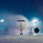 Flugzeug wird im Winterchaos enteist