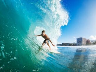 Surfer in der perfekten Welle