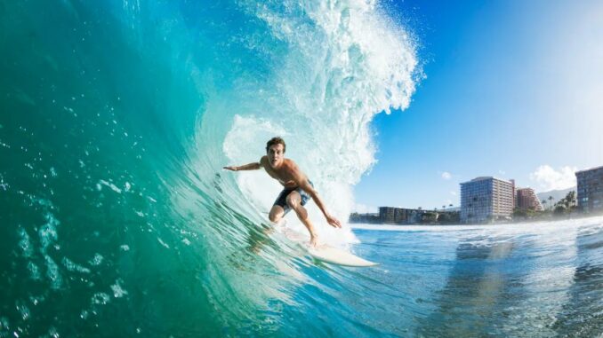 Surfer in der perfekten Welle