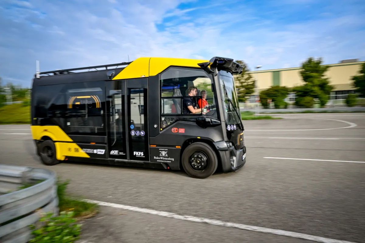 Autonomer Minibus im Testbetrieb