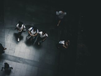 Gruppe Jugendlicher von oben fotografiert