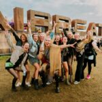 Gruppe Partypeople vor dem Airbeatone-Schriftzug