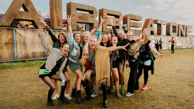 Gruppe Partypeople vor dem Airbeatone-Schriftzug