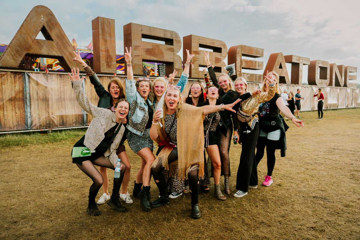 Gruppe Partypeople vor dem Airbeatone-Schriftzug