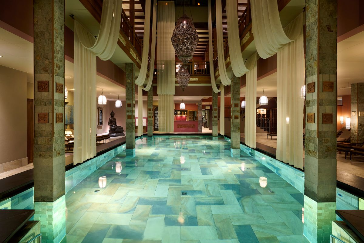 Innenpool beleuchtet