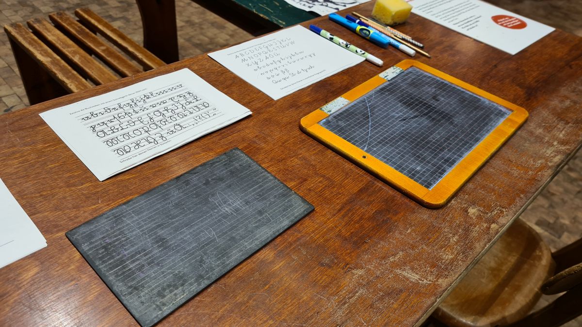 Schiefertafel, Griffel und Schreibfeder