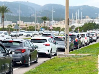 Stau vor der Einfahrt der beliebten Tiefgarage Parc de la Mar in Palma