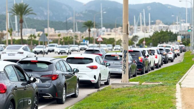 Stau vor der Einfahrt der beliebten Tiefgarage Parc de la Mar in Palma