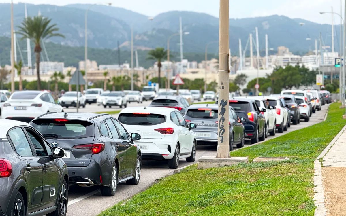 Stau vor der Einfahrt der beliebten Tiefgarage Parc de la Mar in Palma