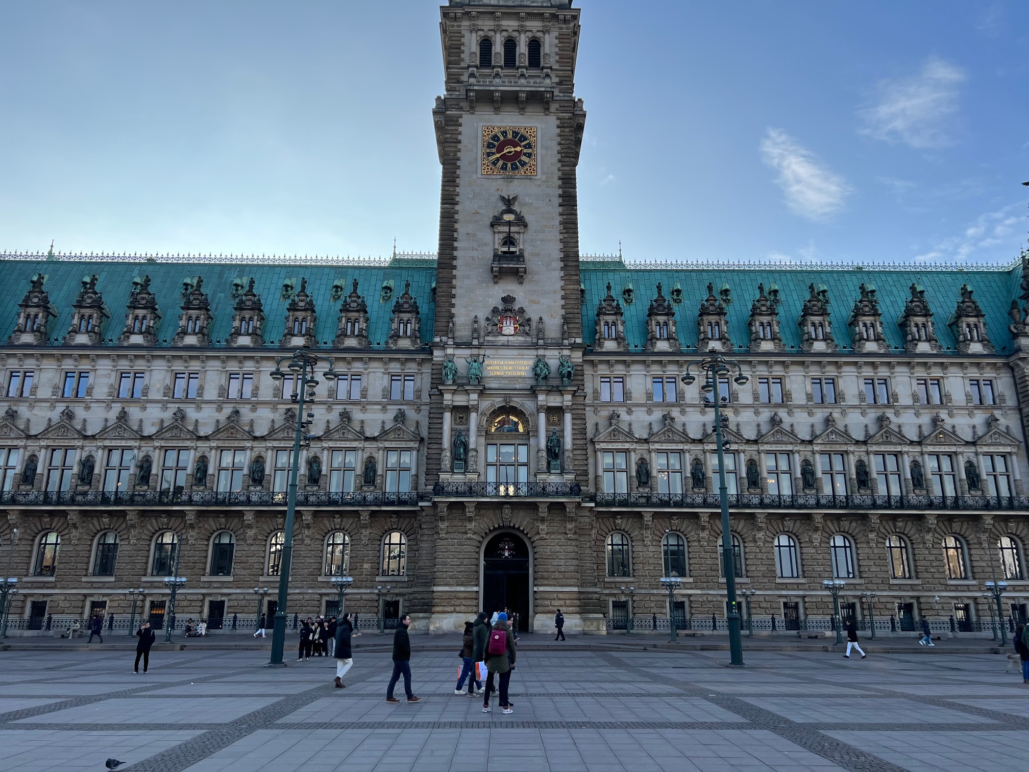 Das Hamburger Rathaus an der Alster
