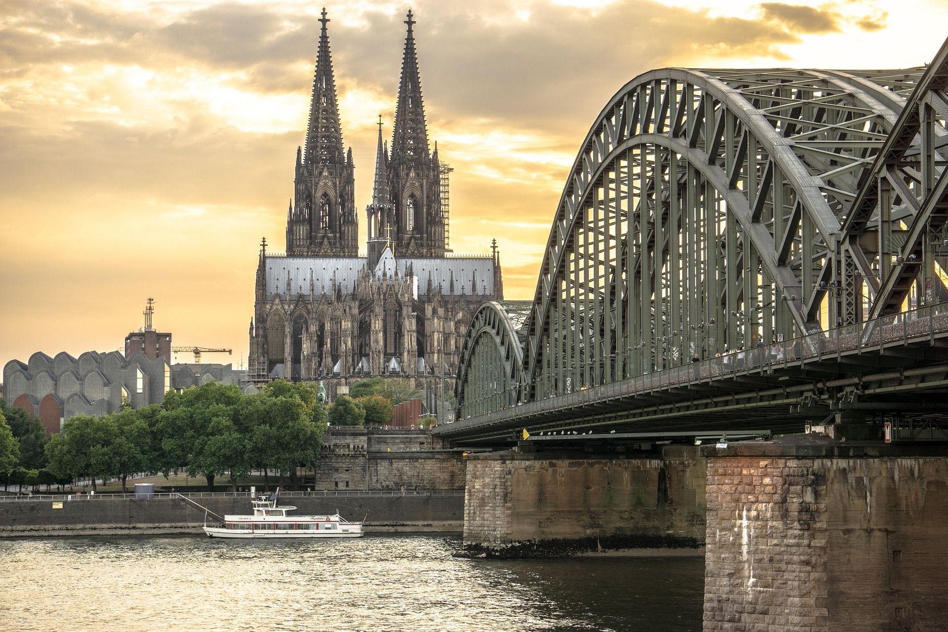 Eine der schönen Rheinbrücken in Köln 