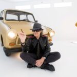 UDO LINDENBERG vor seinem Gold-Trabi