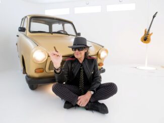 UDO LINDENBERG vor seinem Gold-Trabi