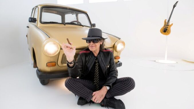 UDO LINDENBERG vor seinem Gold-Trabi