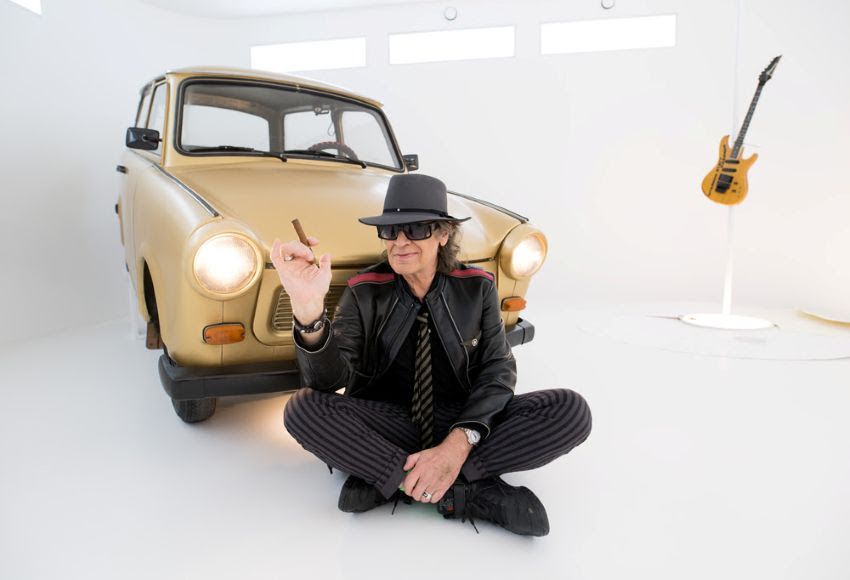 UDO LINDENBERG vor seinem Gold-Trabi