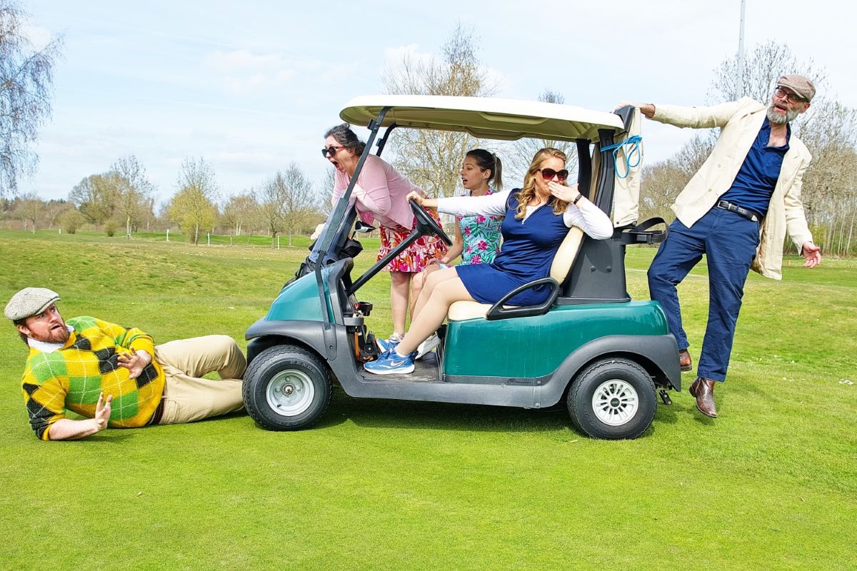 Chaos und Missgeschicke auf dem Golfplatz