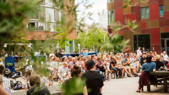 Gute Stimmung bei der Hafencity StandUpComedy